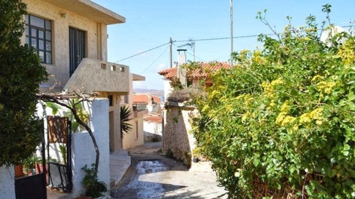 Κορονοϊός: Συναγερμός σε χωριό της Κρήτης – Νοσεί οικογένεια που είχε πάει σε κηδεία