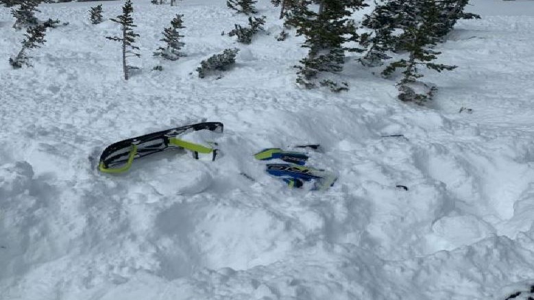Η στιγμή που χιονοστιβάδα καταπλακώνει πέντε αναβάτες σνόουμομπιλ – ΒΙΝΤΕΟ