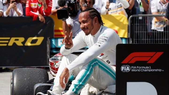 Formula 1: O Xάμιλτον υπέγραψε το νέο του συμβόλαιο με τη Mercedes