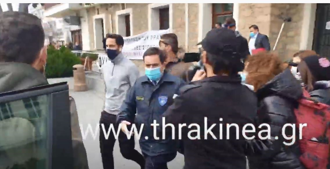 Έβρος: Αποδοκιμασίες κατά του Νότη Μηταράκη – ΒΙΝΤΕΟ