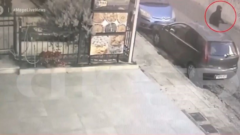 Κτηνωδία στην Πετρούπολη: Βίντεο-ντοκουμέντο από τη φονική επίθεση σε σκύλο – Τον χτύπησε με βέλος