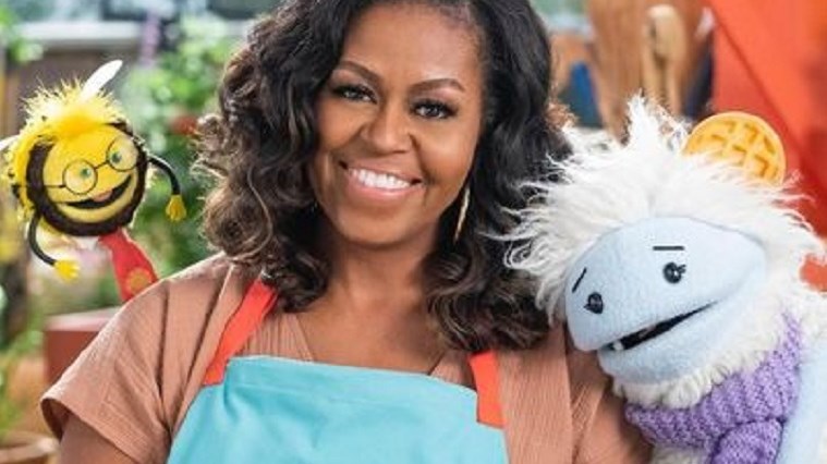 Στην κουζίνα η Μισέλ Ομπάμα – Θα παρουσιάζει παιδική μαγειρική εκπομπή