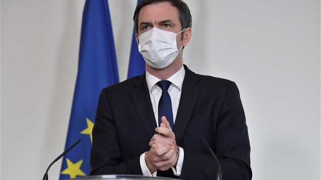 Γαλλία: Viral η ΦΩΤΟ του γυμνόστηθου υπουργού Υγείας κατά τον εμβολιασμό