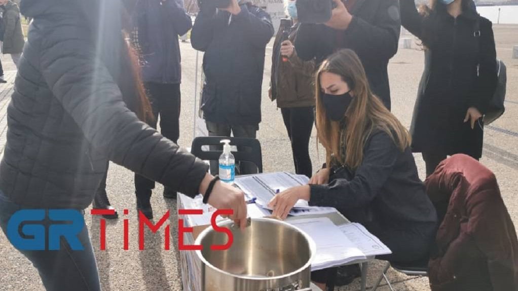 Εστίαση: Επιχειρηματίες στη Θεσσαλονίκη “παραδίδουν” τα κλειδιά στο Μαξίμου – ΦΩΤΟ – ΒΙΝΤΕΟ