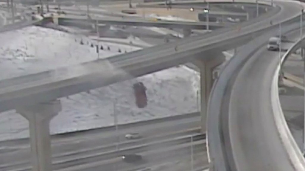 Σοκαριστικό ΒΙΝΤΕΟ: Αγροτικό έπεσε από γέφυρα ύψους 21 μέτρων και ο οδηγός επιβίωσε