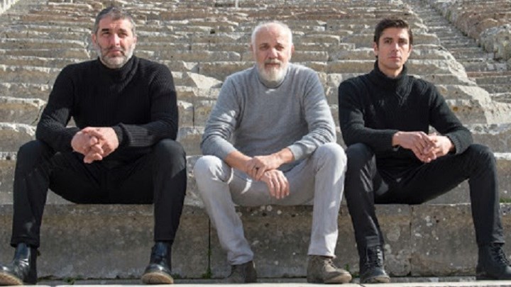 Στον… αέρα Μπισμπίκης – Γκοτσόπουλος μετά την ακύρωση του “Φιλοκτήτη”- Η πόζα της συνεργασίας που δεν έγινε