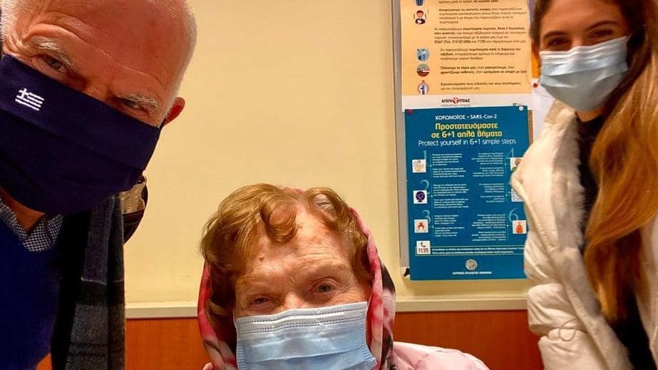 Κορονοϊός: Εμβολιάστηκε η Μαργαρίτα Παπανδρέου – Στο πλευρό της ο πρώην πρωθυπουργός και η εγγονή της