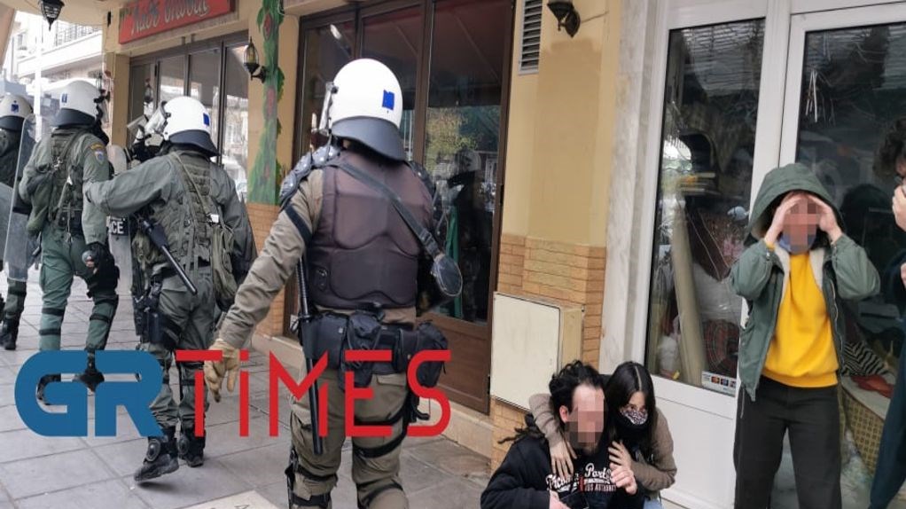 Βίντεο από τα επεισόδια στη Θεσσαλονίκη: Αστυνομικοί ρίχνουν αγκωνιά στο πρόσωπο άνδρα