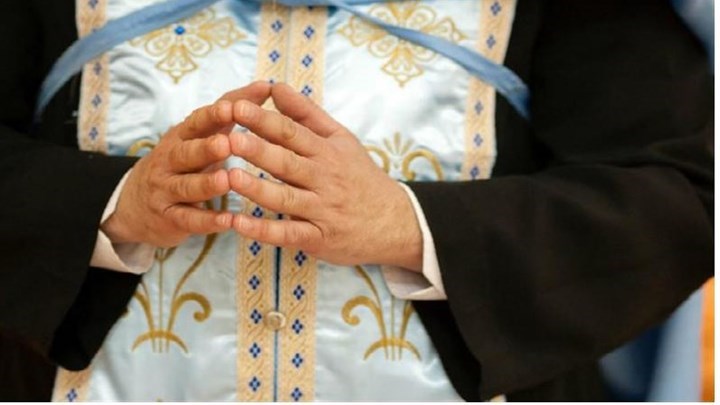 “Ξαναχτύπησε” ο ιερέας από την Κάλυμνο: Ζητεί να κοινωνήσει ασθενείς με κορονοϊό στο νοσοκομείο