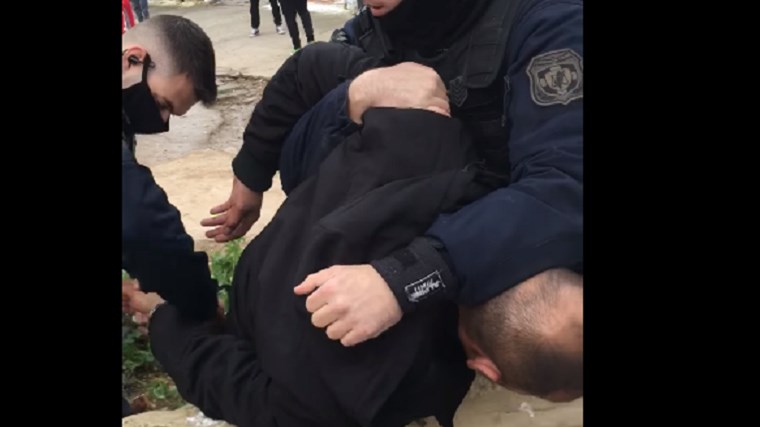 Ένταση στα Άνω Λιόσια – Καταγγελία Κωνσταντοπούλου: Διώχνουν οικογένεια από το σπίτι της και το γκρεμίζουν – ΒΙΝΤΕΟ