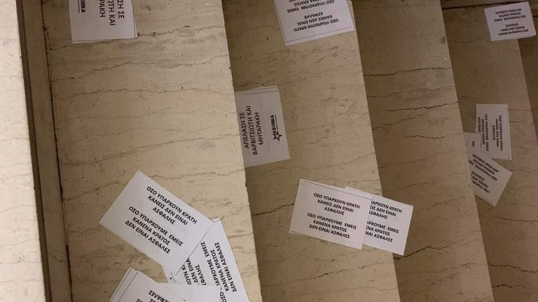 Μιλτιάδης Βαρβιτσιώτης: Συνθήματα και τρικάκια στο πολιτικό του γραφείο – ΦΩΤΟ