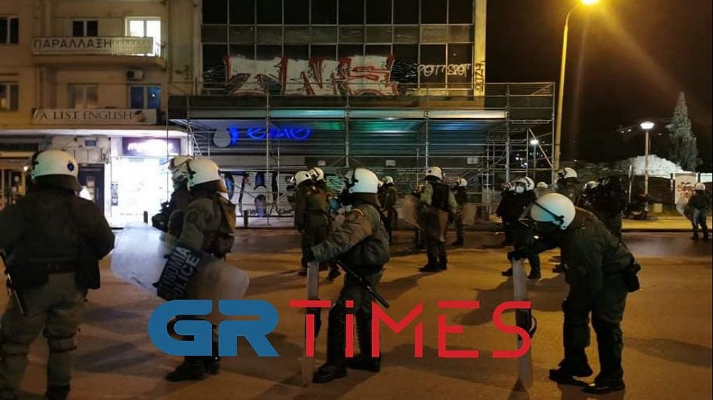 Θεσσαλονίκη: Επεισόδια στην Καμάρα – Μολότοφ και χημικά