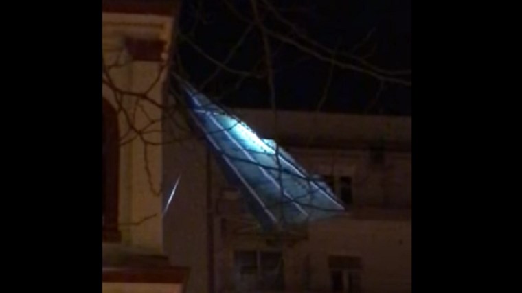 Θυελλώδεις άνεμοι στη Θεσσαλονίκη – Ξηλώθηκε στέγη και «προσγειώθηκε» σε ιερό ναό