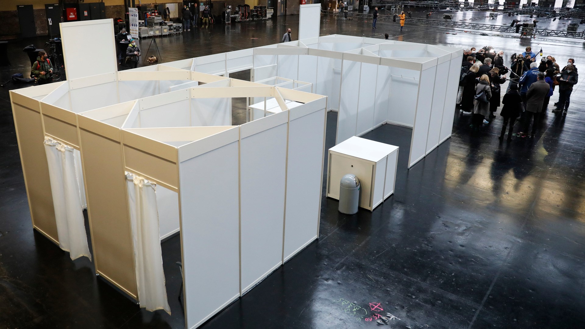 Σάλος στη Γερμανία: Πολιτικοί και κληρικοί εμβολιάζονται πριν έρθει η σειρά τους