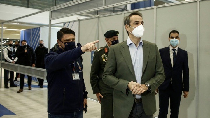 Ο Μητσοτάκης στο Μega Eμβολιαστικό Κέντρo: Ασφαλή και αποτελεσματικά τα εμβόλια – Να πείσουμε τους καχύποπτους