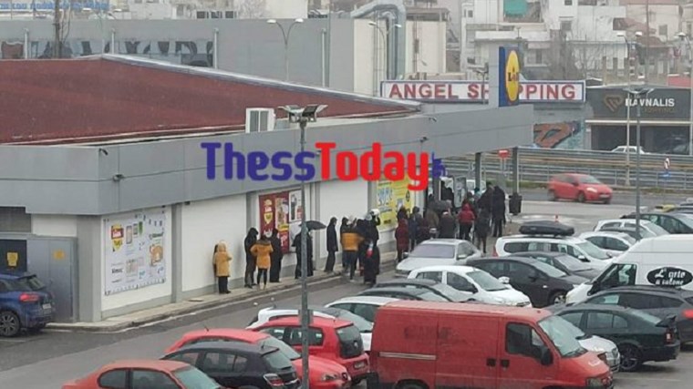Θεσσαλονίκη: Ουρές έξω από σούπερ μάρκετ παρά το τσουχτερό κρύο – ΦΩΤΟ