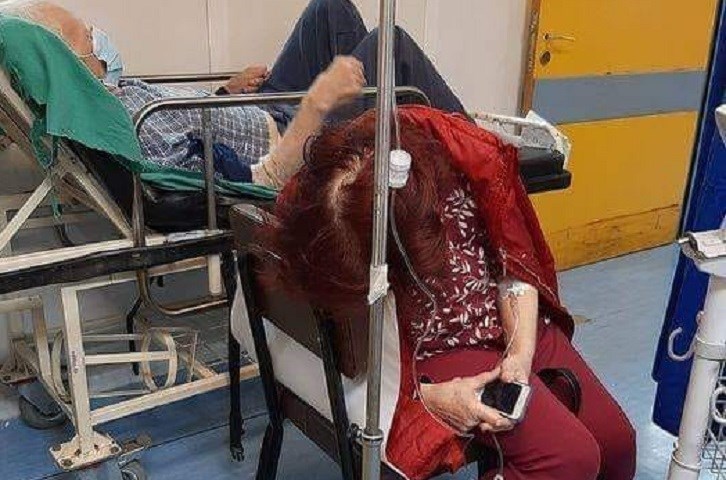Ευαγγελισμός: Γυναίκα με κορονοϊό κατέρρευσε σε καρέκλα – ΦΩΤΟ