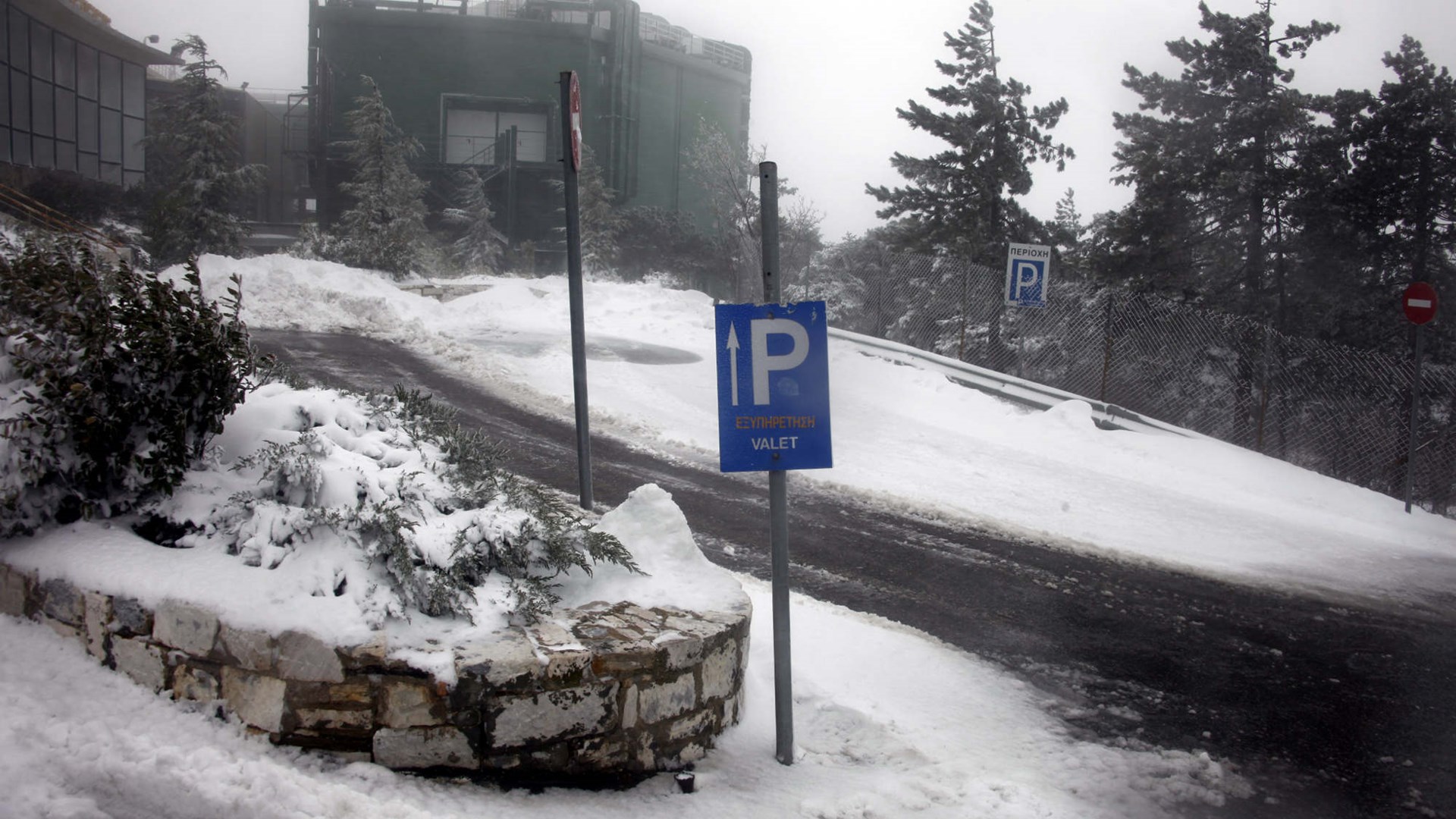 Κακοκαιρία “Μήδεια”: Διακοπή κυκλοφορίας στη Λεωφόρο Πάρνηθος