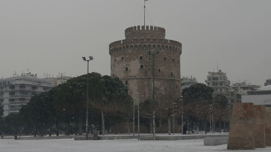 Κακοκαιρία “Μήδεια”: Μαγευτικές εικόνες από τη χιονισμένη Θεσσαλονίκη –  Πού χρειάζονται αλυσίδες στην Κεντρική Μακεδονία