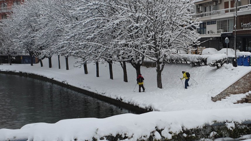 Κακοκαιρία “Μήδεια”- Τρίκαλα: Βγήκαν για σκι στις όχθες του Ληθαίου – ΦΩΤΟ – ΒΙΝΤΕΟ
