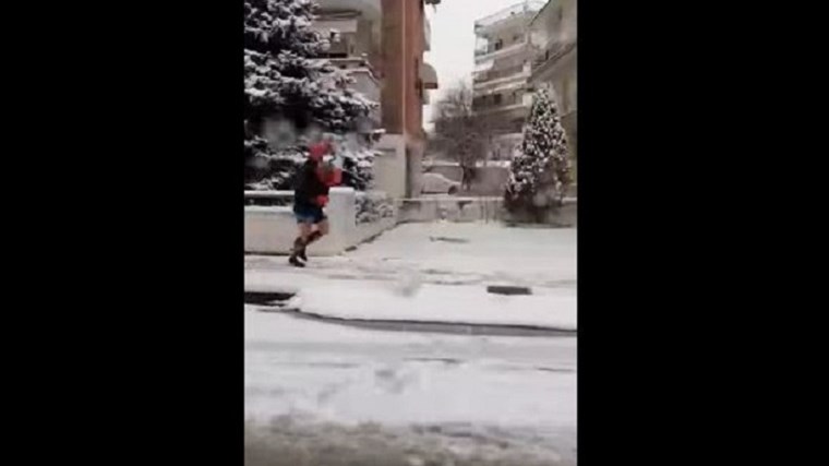 Σέρρες: Βγήκε με το σορτσάκι στο χιόνι για να πάρει λουλούδια  -ΒΙΝΤΕΟ