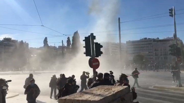 Αθήνα: Ένταση και χημικά σε συγκέντρωση “αρνητών” του κορονοϊού