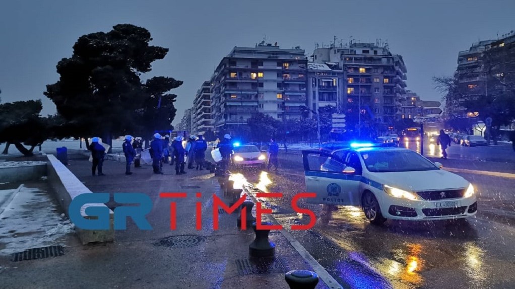 Θεσσαλονίκη: Ένταση σε συγκέντρωση κατά του lockdown – Προσπάθησαν να επιτεθούν σε περιπολικό