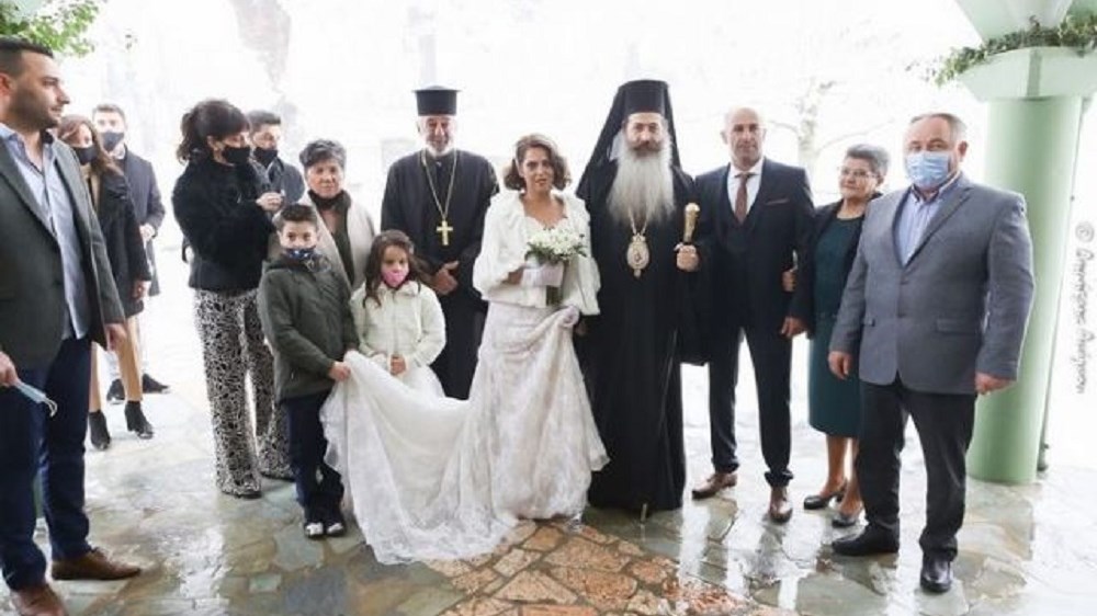 Φθιώτιδα: Έγινε γάμος… με μισό μέτρο χιόνι – Η ευχή του Μητροπολίτη στους νεόνυμφους – ΦΩΤΟ