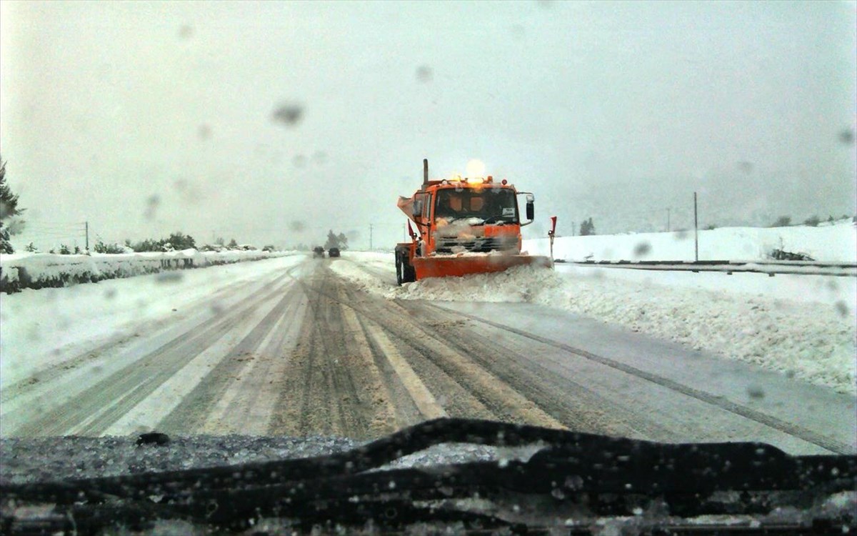 Κακοκαιρία “Μήδεια”: Συνεχίζονται οι προσπάθειες για να μείνει ανοικτή η Αθηνών-Λαμίας