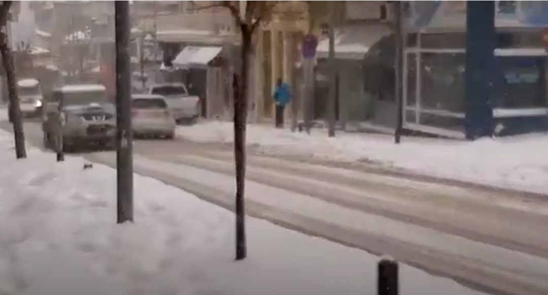 Κοζάνη: Άφησε το αυτοκίνητο και… έκανε σκι στο κέντρο της πόλης – ΒΙΝΤΕΟ