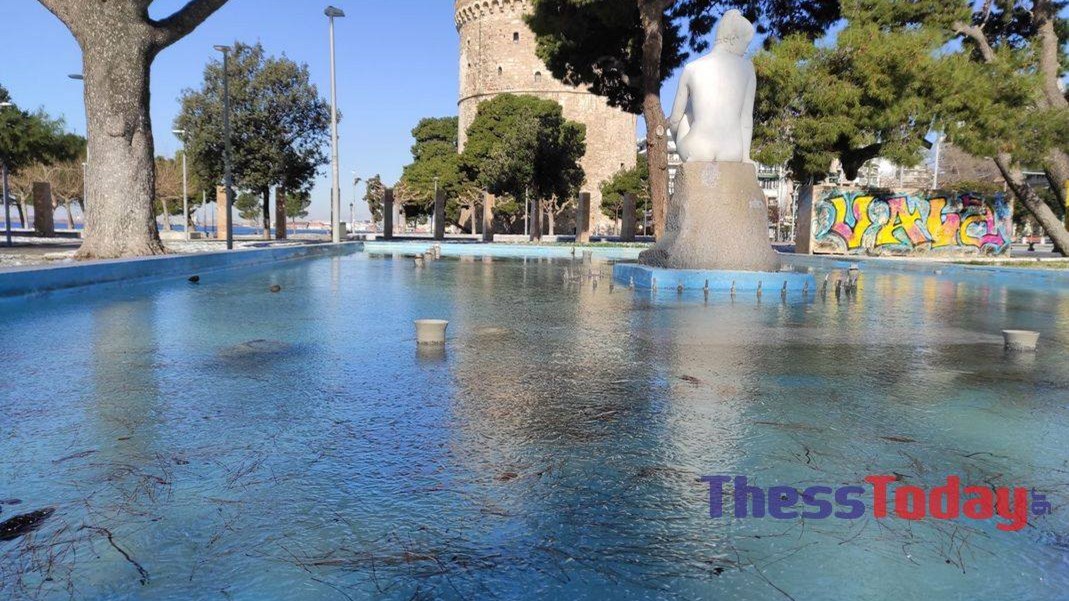 Κακοκαιρία “Μήδεια”: Πάγωσαν τα σιντριβάνια στη Θεσσαλονίκη – ΦΩΤΟ – ΒΙΝΤΕΟ