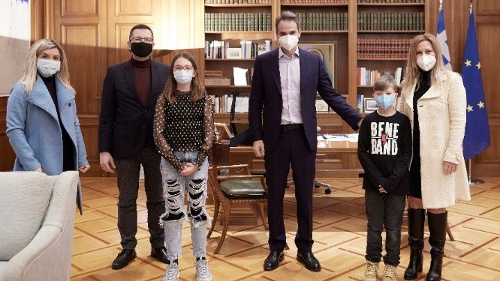 Συνάντηση Μητσοτάκη με παιδιά που νίκησαν τον καρκίνο – Έναρξη της λειτουργίας του Εθνικού Μητρώου