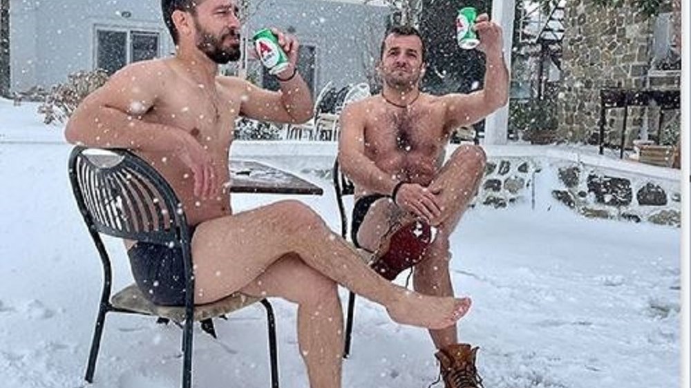 “Μήδεια”-Σαμοθράκη: Βγήκαν γυμνοί στα χιόνια… και ήπιαν μπύρες