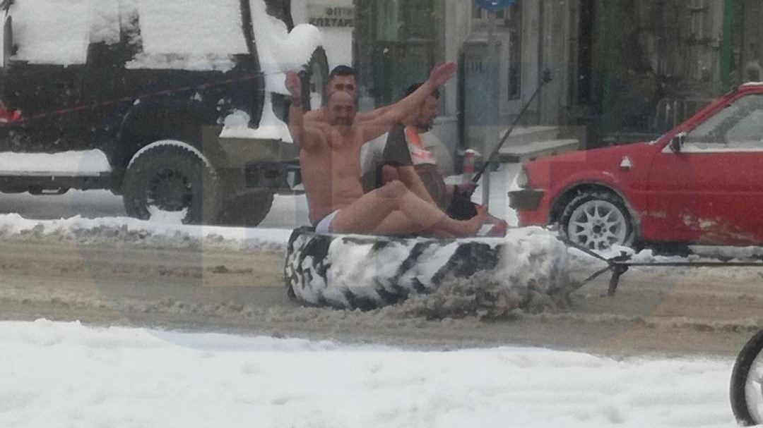 Ορεστιάδα: Φόρεσαν μόνο το σορτσάκι τους και έκαναν έλκηθρο με μια… ρόδα – Viral η ΦΩΤΟ