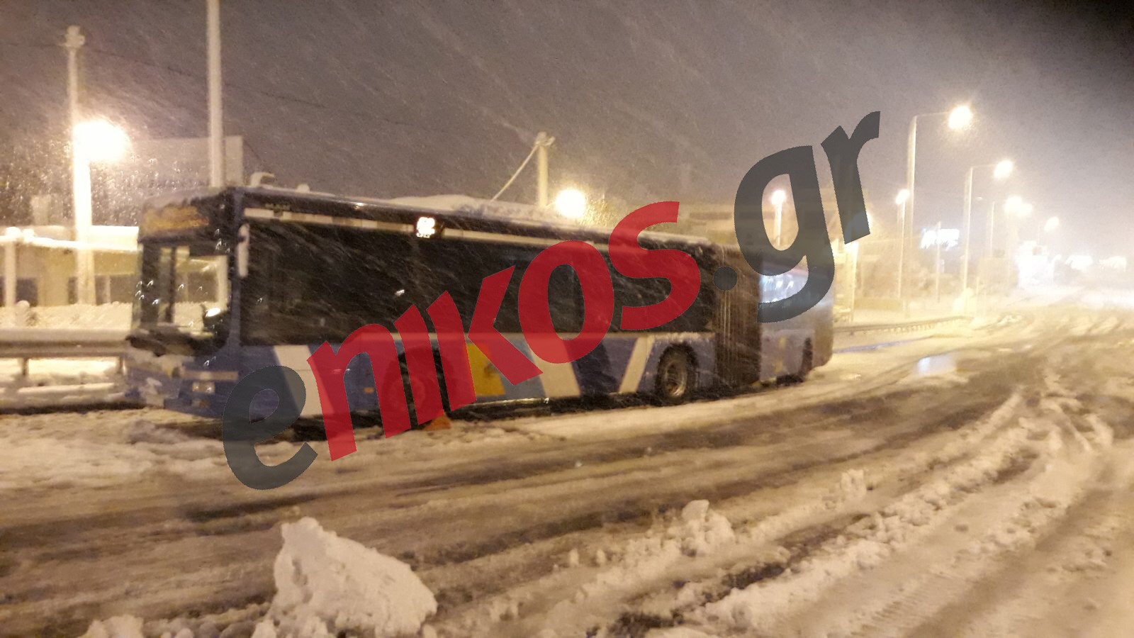 “Μήδεια”: “Κόλλησαν” στα χιόνια δύο λεωφορεία στη Λεωφόρο Σπάτων – Εγκλωβίστηκαν οι οδηγοί – ΦΩΤΟ