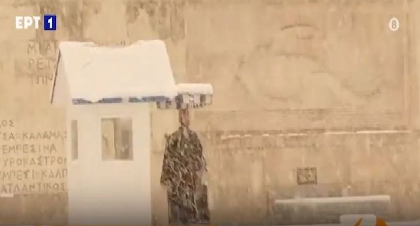 Κακοκαιρία “Μήδεια”: Με κάπες οι Εύζωνες στον Άγνωστο Στρατιώτη – ΦΩΤΟ