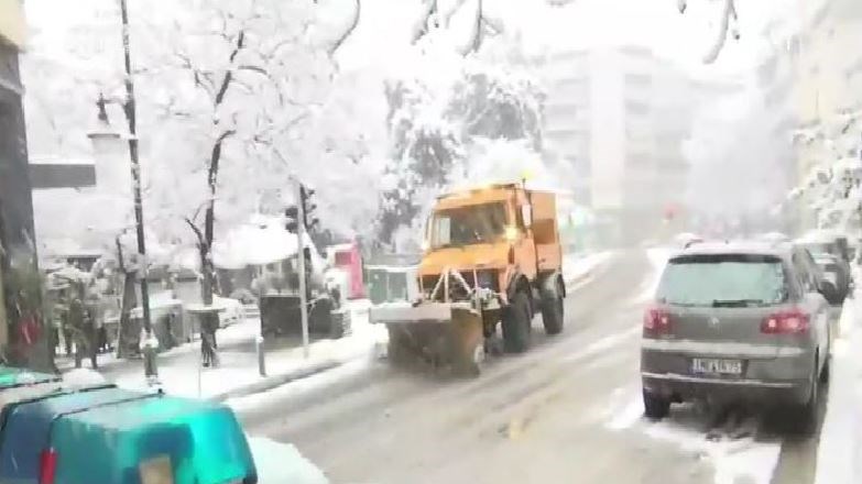 Κακοκαιρία “Μήδεια”: Βγήκαν εκχιονιστικά στο Κολωνάκι – ΒΙΝΤΕΟ