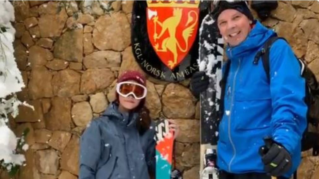 “Μήδεια”: Ο Νορβηγός πρέσβης έκανε σκι στη Φιλοθέη – ΒΙΝΤΕΟ