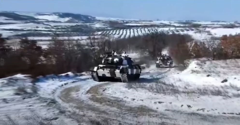 Εντυπωσιακές εικόνες: Οι Ένοπλες Δυνάμεις βγήκαν για ασκήσεις στα χιόνια, τις θάλασσες και τους αιθέρες