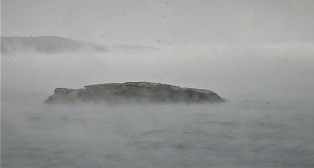 Σπάνιο φαινόμενο: “Αχνίζουν” οι Κυκλάδες – ΦΩΤΟ