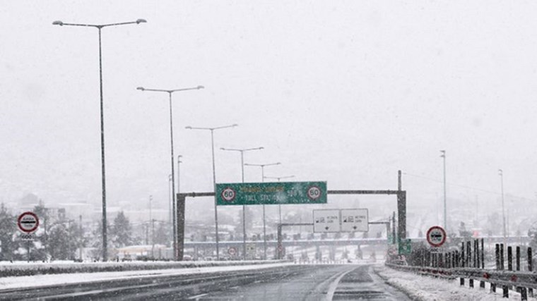 Ανατροπή φορτηγού στην Αθηνών – Λαμίας