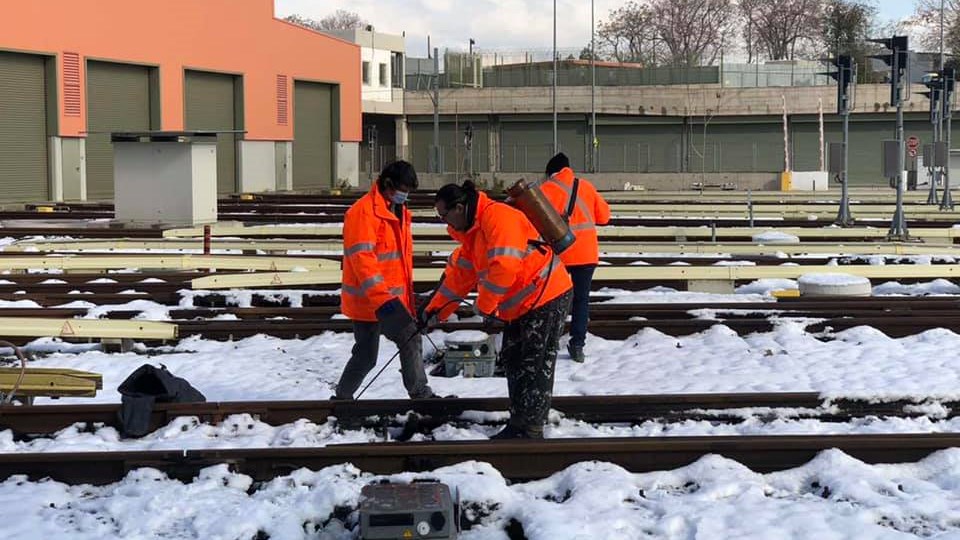 ΣΤΑΣΥ: Εκχιονισμός των γραμμών στον Ελαιώνα – ΦΩΤΟ