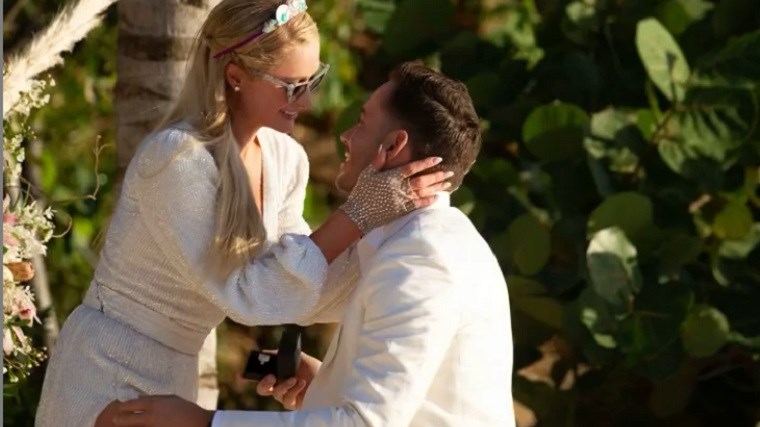 Πάρις Χίλτον: Αρραβωνιάστηκε τον αγαπημένο της