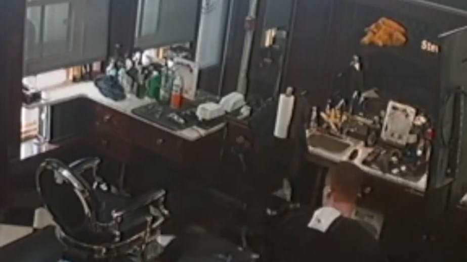 Πανικός σε μπαρμπέρικο – Κουρέας σκόνταψε και έπεσε πάνω στο ψαλίδι – ΒΙΝΤΕΟ