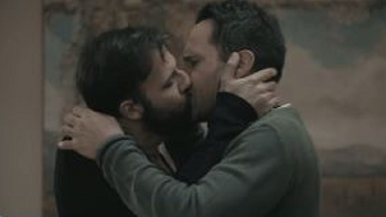 Το gay φιλί που προβλήθηκε στην κυπριακή τηλεόραση και η απάντηση του σκηνοθέτη – ΒΙΝΤΕΟ