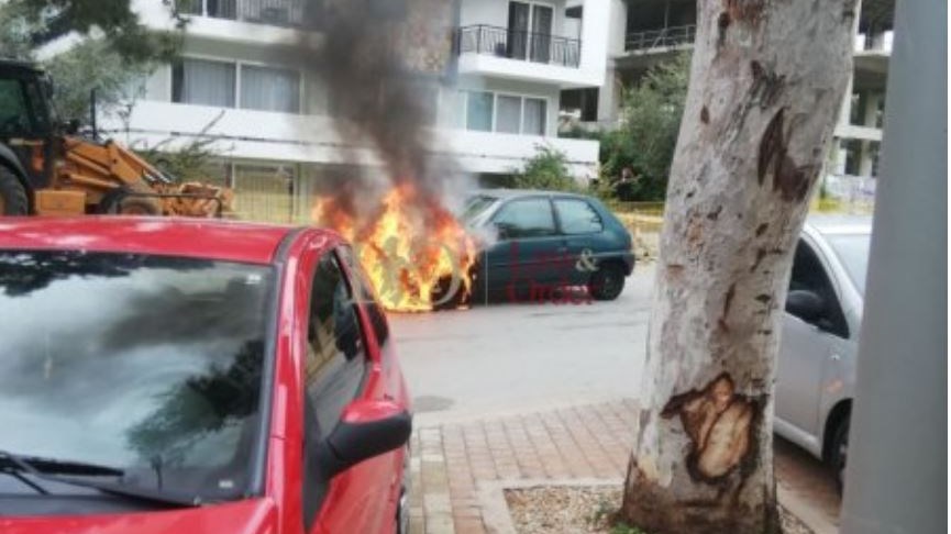 Γλυφάδα: Αυτοκίνητο τυλίχθηκε στις φλόγες – ΦΩΤΟ- ΒΙΝΤΕΟ
