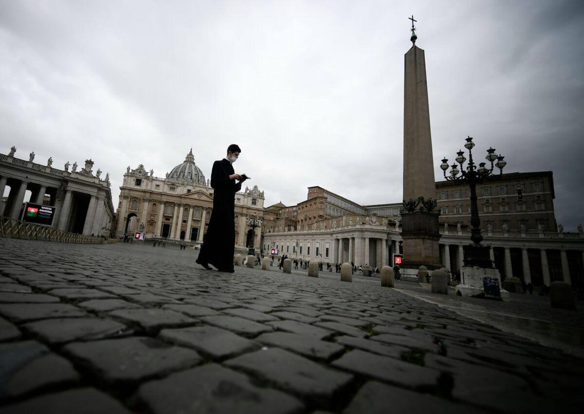 Βατικανό – κορονοϊός: Κινδυνεύουν να χάσουν τη δουλειά τους όσοι αρνούνται να κάνουν το εμβόλιο