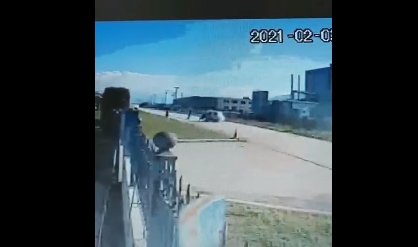 Πάτρα: Οδηγός έκανε όπισθεν και χτύπησε πεζό… για το γκαζόν – “Από θαύμα ζει…” λέει ο αδερφός του τραυματία – ΒΙΝΤΕΟ