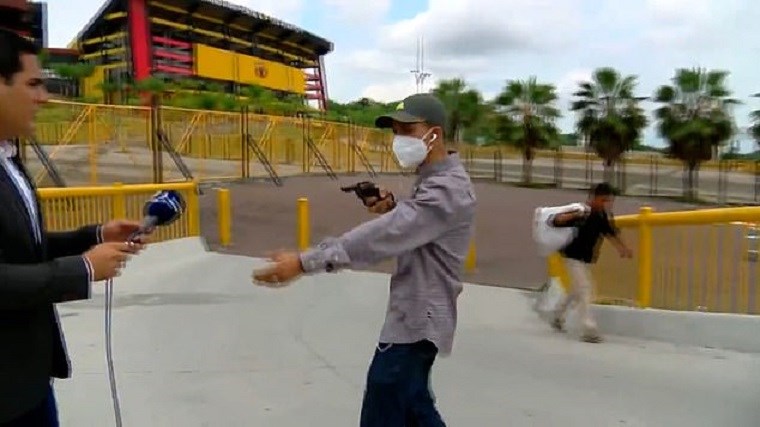 Εφιάλτης για ρεπόρτερ: Τον λήστεψαν “on air” – ΒΙΝΤΕΟ