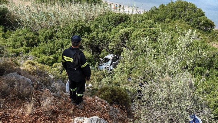 Κερατέα: Χωρίς τις αισθήσεις του ανασύρθηκε ο οδηγός του αυτοκινήτου που έπεσε στον γκρεμό